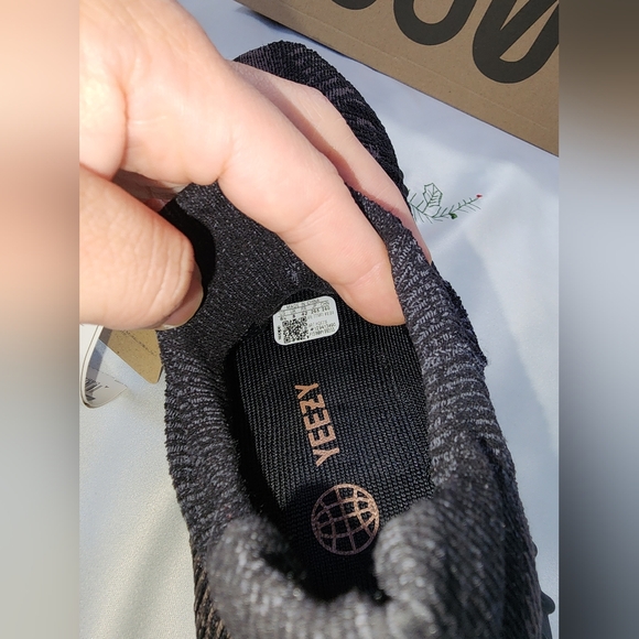 Adidas Yeezy Boost 350 V2
CMPCT Slate Carbon Size 8.5 Men's - Picture 11 of 16